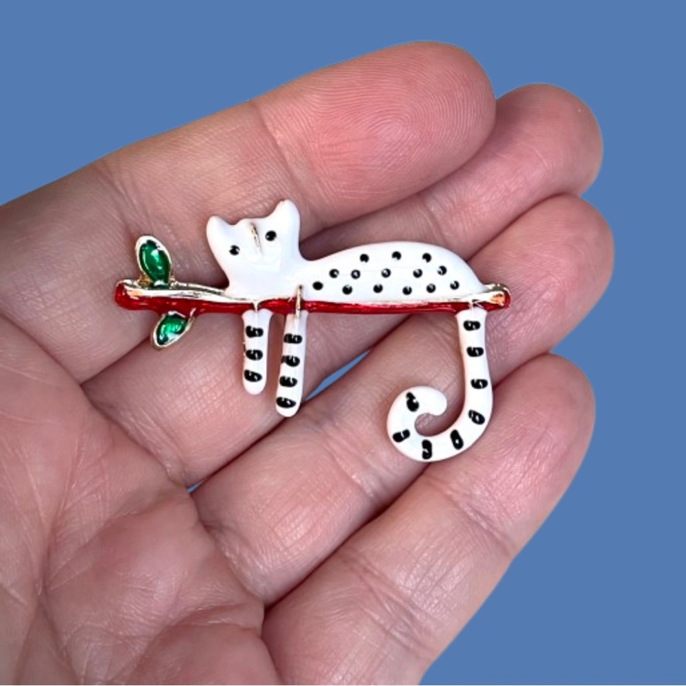 Adorable white cat on branch enamel on goldtone brooch
